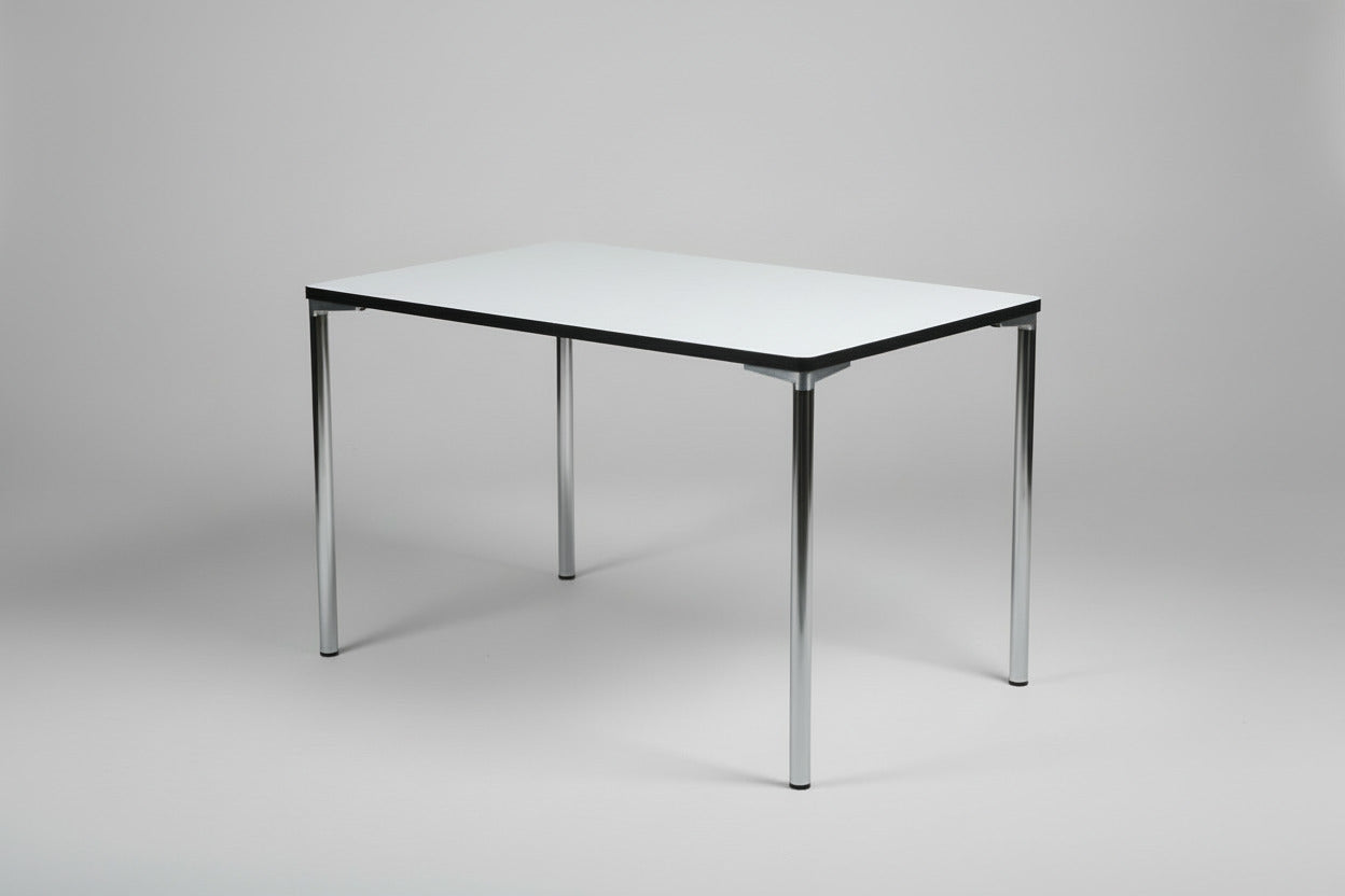 Four Design kantinebord med hvid laminat bordplade og krom stel set forfra – 120x80 cm